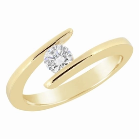 Solitaire en or jaune serti d'un diamant.