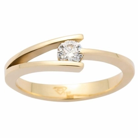 Solitaire en or jaune serti d'un diamant.