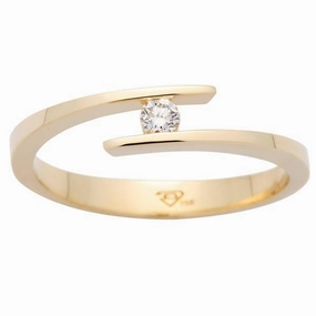 Solitaire en or jaune serti d'un diamant.