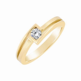 Solitaire en or jaune serti d'un diamant.