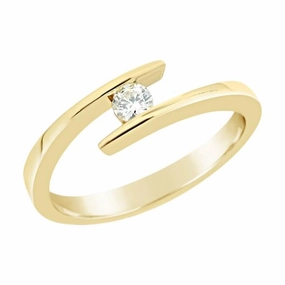 Solitaire en or jaune serti d'un diamant.