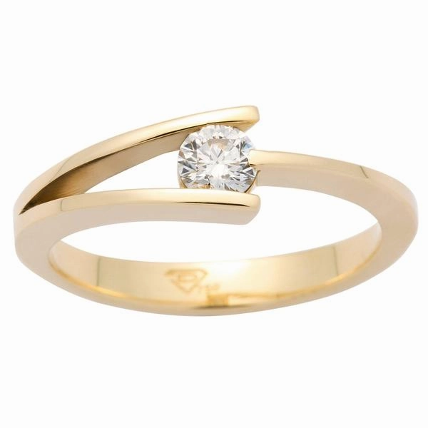 Solitaire en or jaune serti d'un diamant.