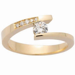 Solitaire en or jaune serti de diamants.