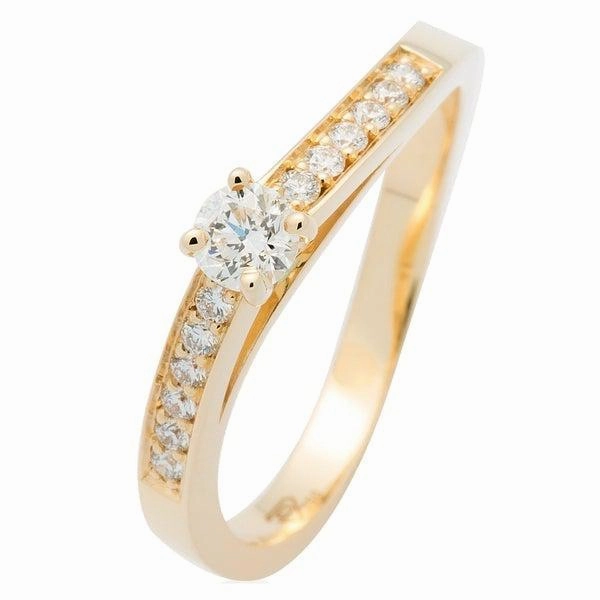 Solitaire en or jaune serti de diamants.
