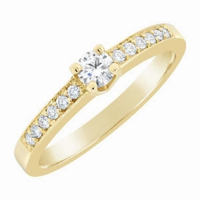 Solitaire en or jaune serti de diamants.