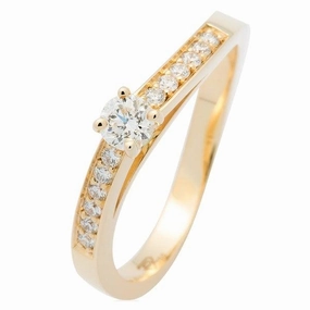 Solitaire en or jaune serti de diamants.