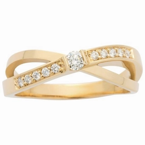 Solitaire en or jaune serti de diamants.
