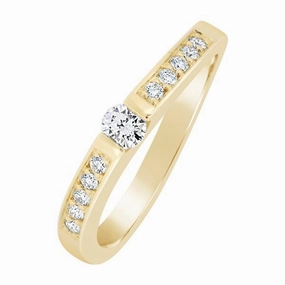 Solitaire en or jaune serti de diamants.
