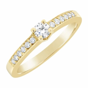 Solitaire en or jaune serti de diamants.