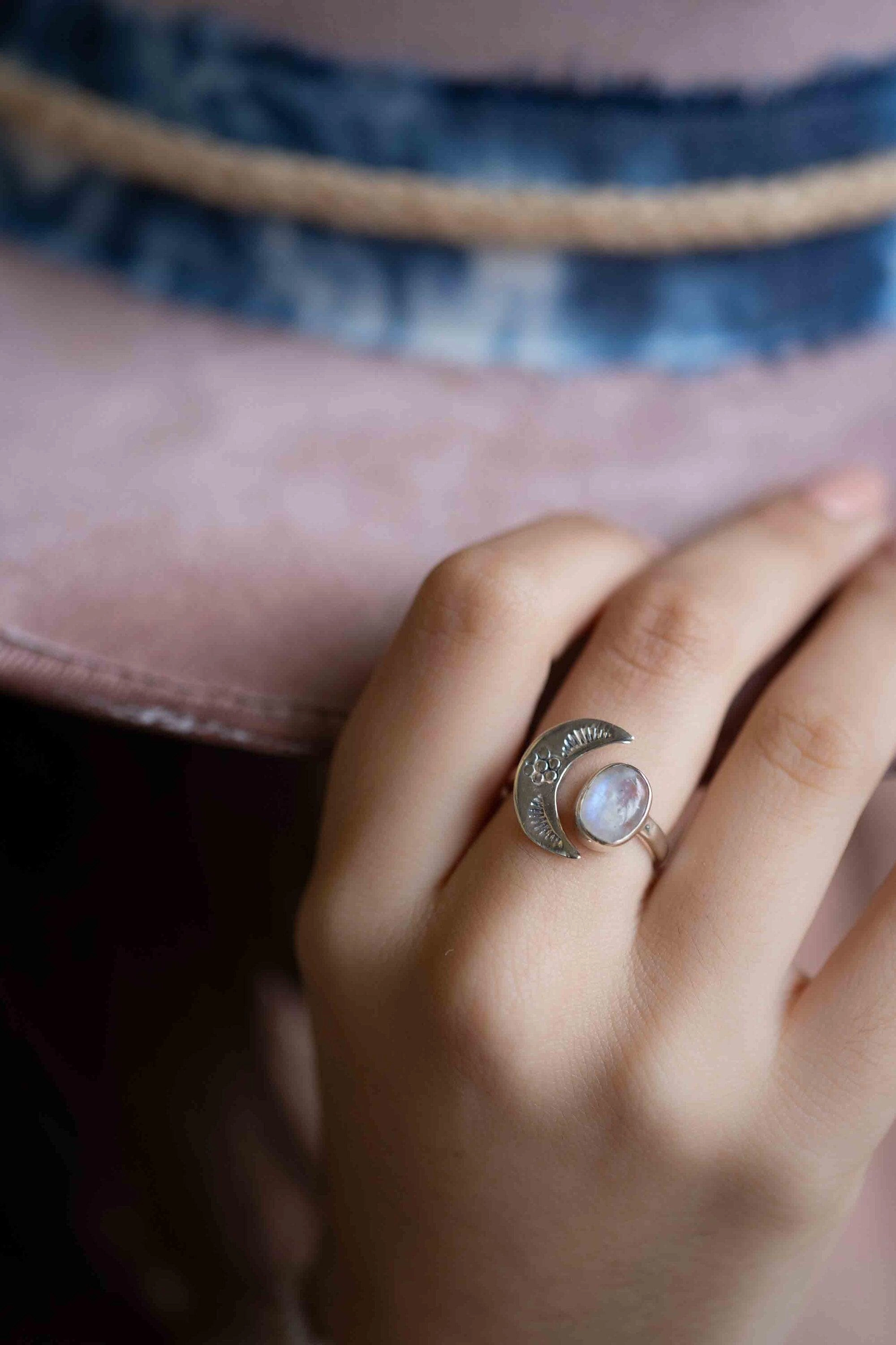 Tania Ring ~Moonstone ~ Sterling Silver 925 ~ MR290