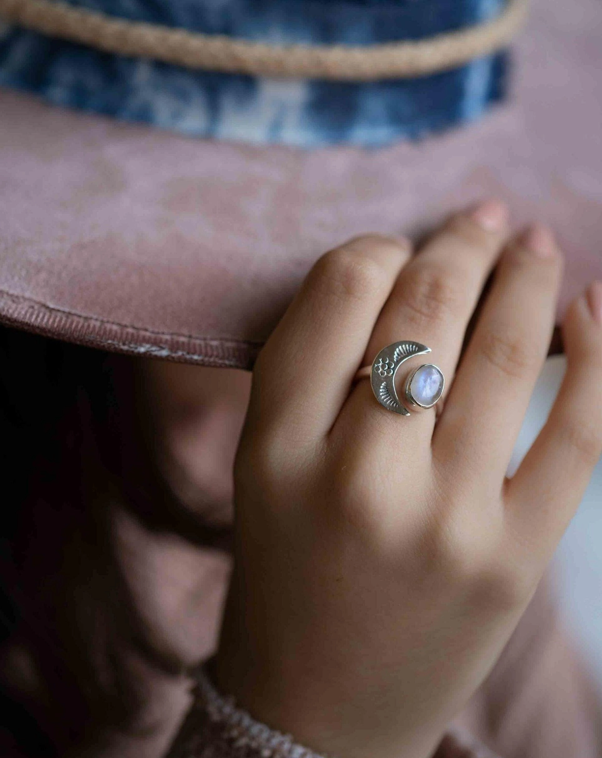 Tania Ring ~Moonstone ~ Sterling Silver 925 ~ MR290